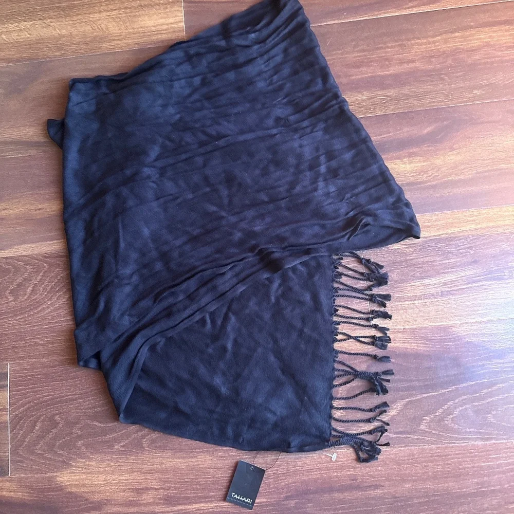 TAHARI Black Viscose Scarf with Fringe